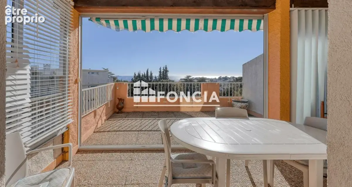 **Bandol : appartement T3 dernier étage avec terrasse et vue mer, à 850 mètres du port** - photo 4