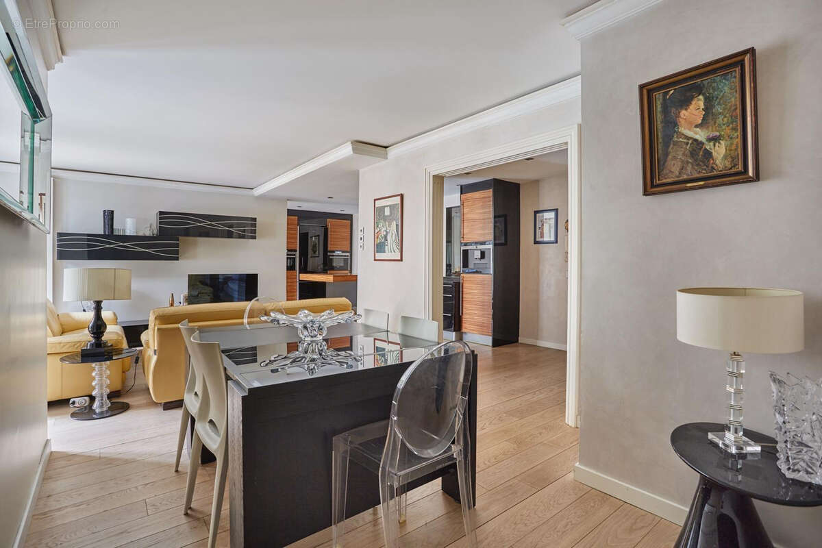 Appartement à PARIS-16E