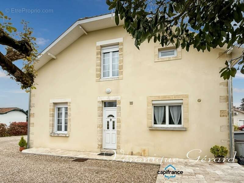 Maison à SAINT-MEDARD-DE-GUIZIERES