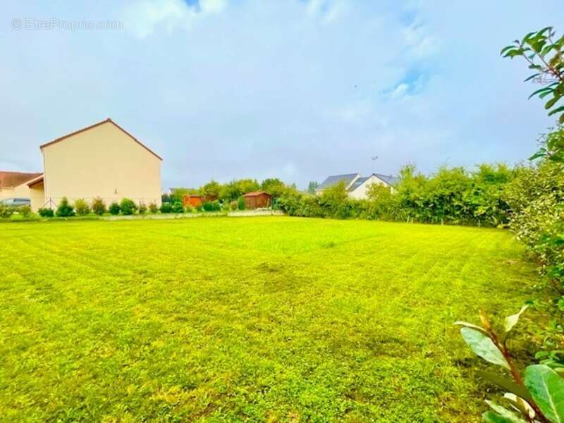 Terrain à LA GENEVRAYE