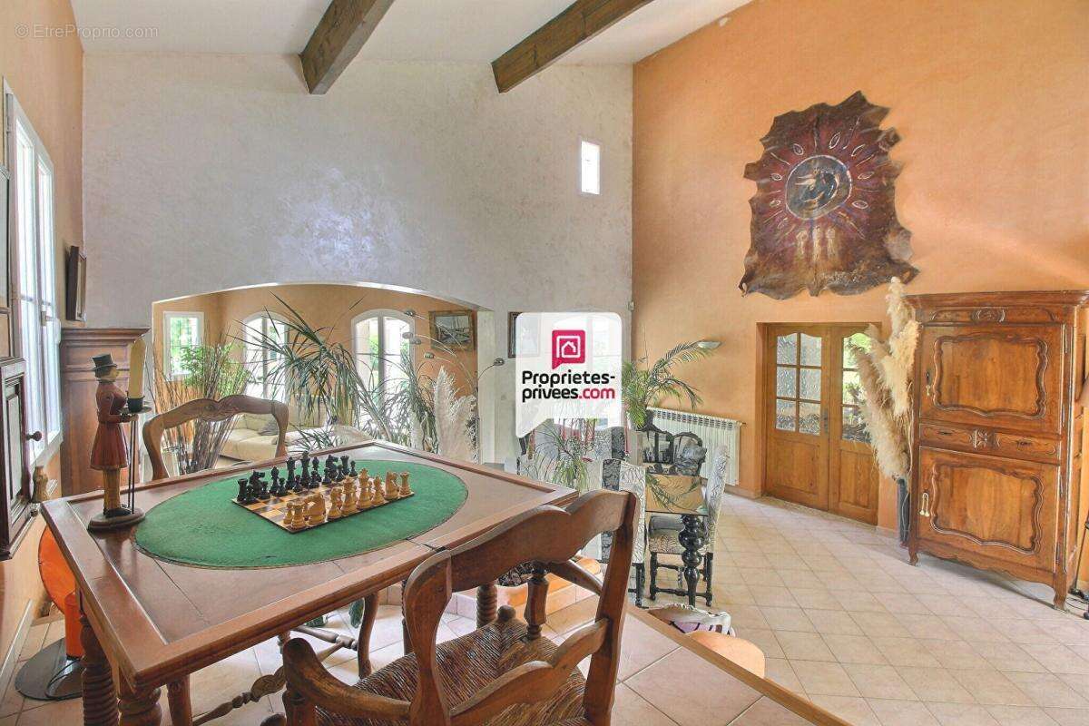 Maison à SAINT-CHAPTES