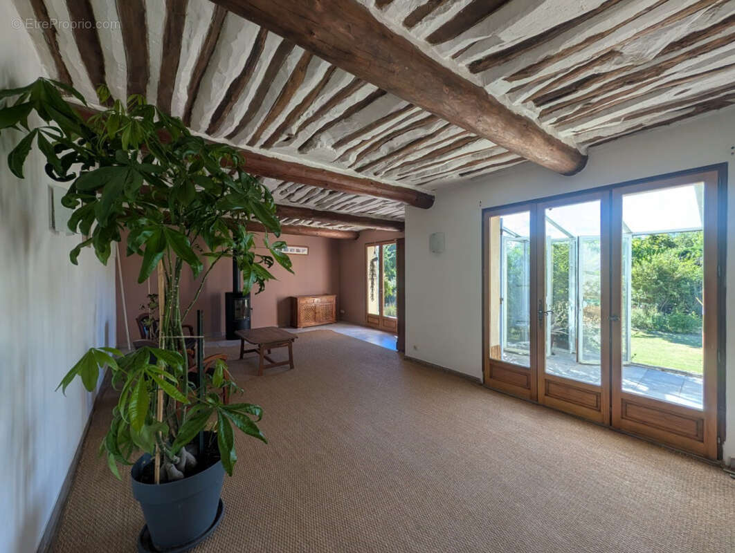 Maison à ENTRAIGUES-SUR-LA-SORGUE