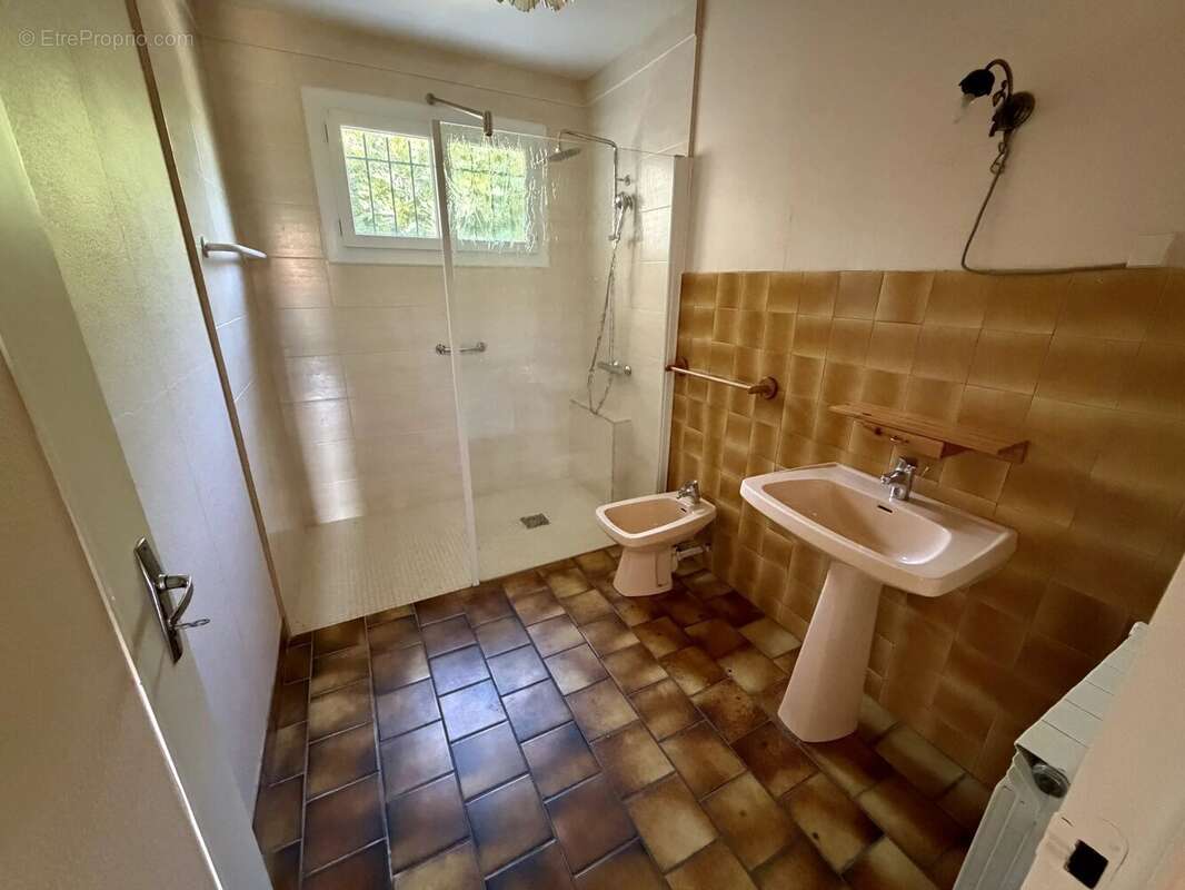 Maison de 152m2 habitable avec véranda et garage sur un jardin de 641m2 - photo 6