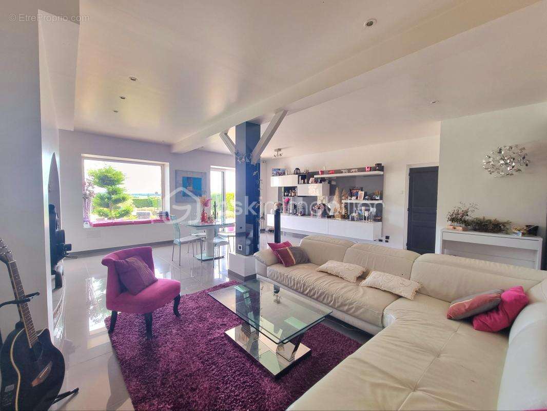 Charmante maison en pierre, 8 pièces, 4 chambres, garage, annexes, piscine !!! - photo 4