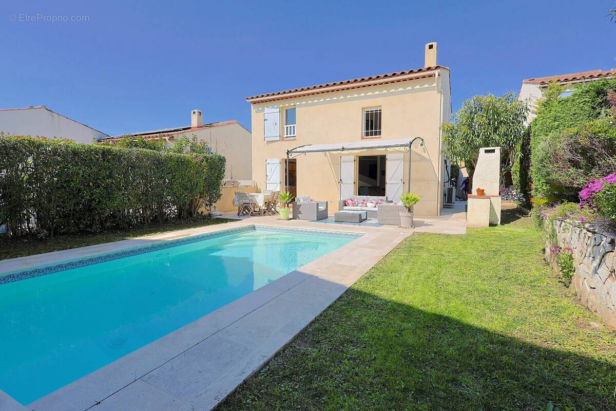 Maison à LA ROQUETTE-SUR-SIAGNE