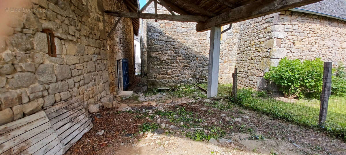 Maison à ENTRAYGUES-SUR-TRUYERE