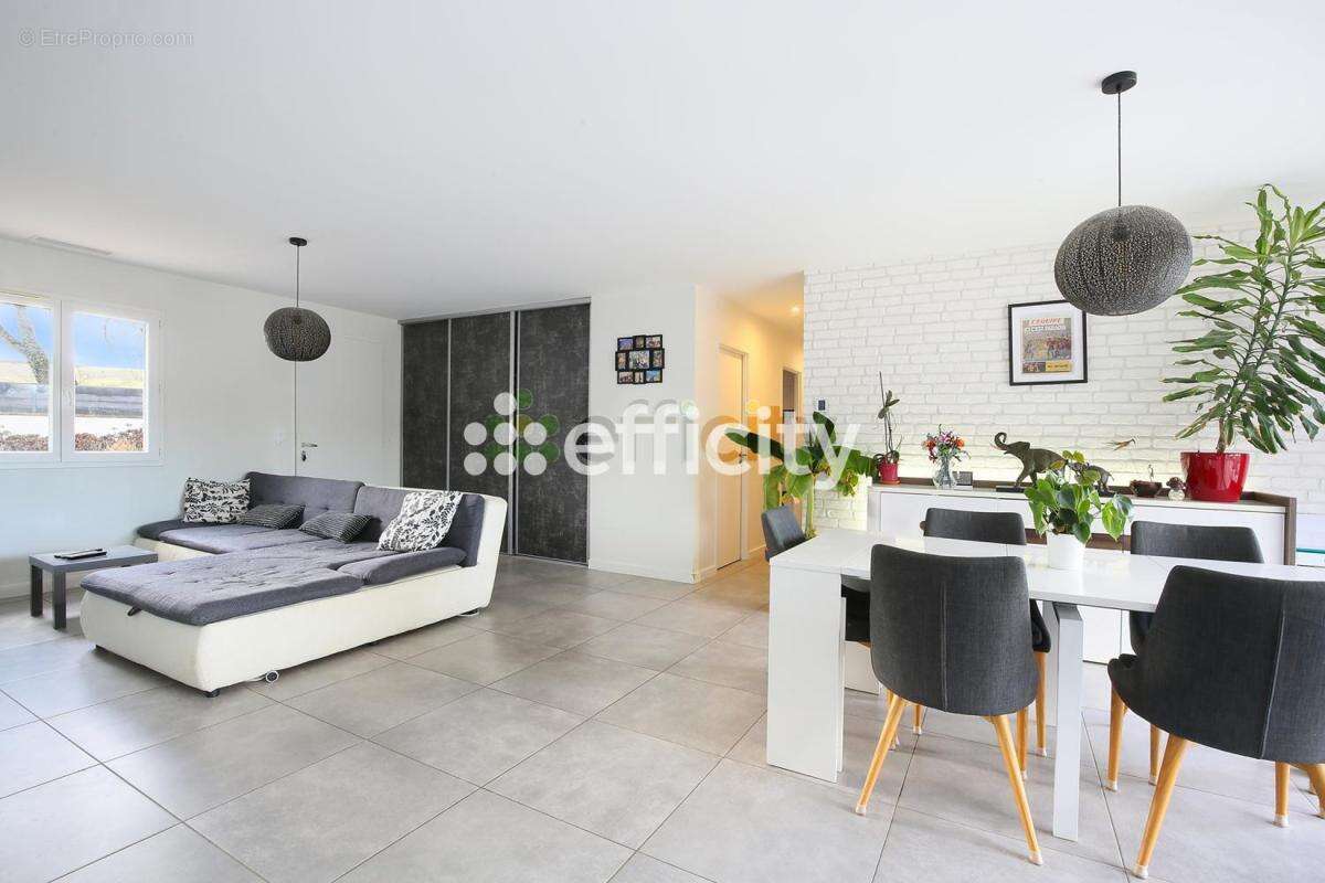 Maison à LAUZERVILLE