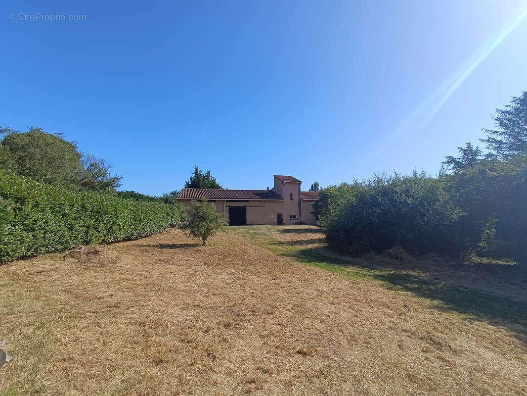 Bâtisse de caractère avec hangar - coeur de village - photo 4