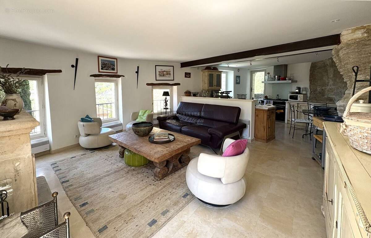 Gordes - Superbe Maison de village au calme avec vue panoramique, d'une superficie de 145 m², comprenant une piscine. - photo 14