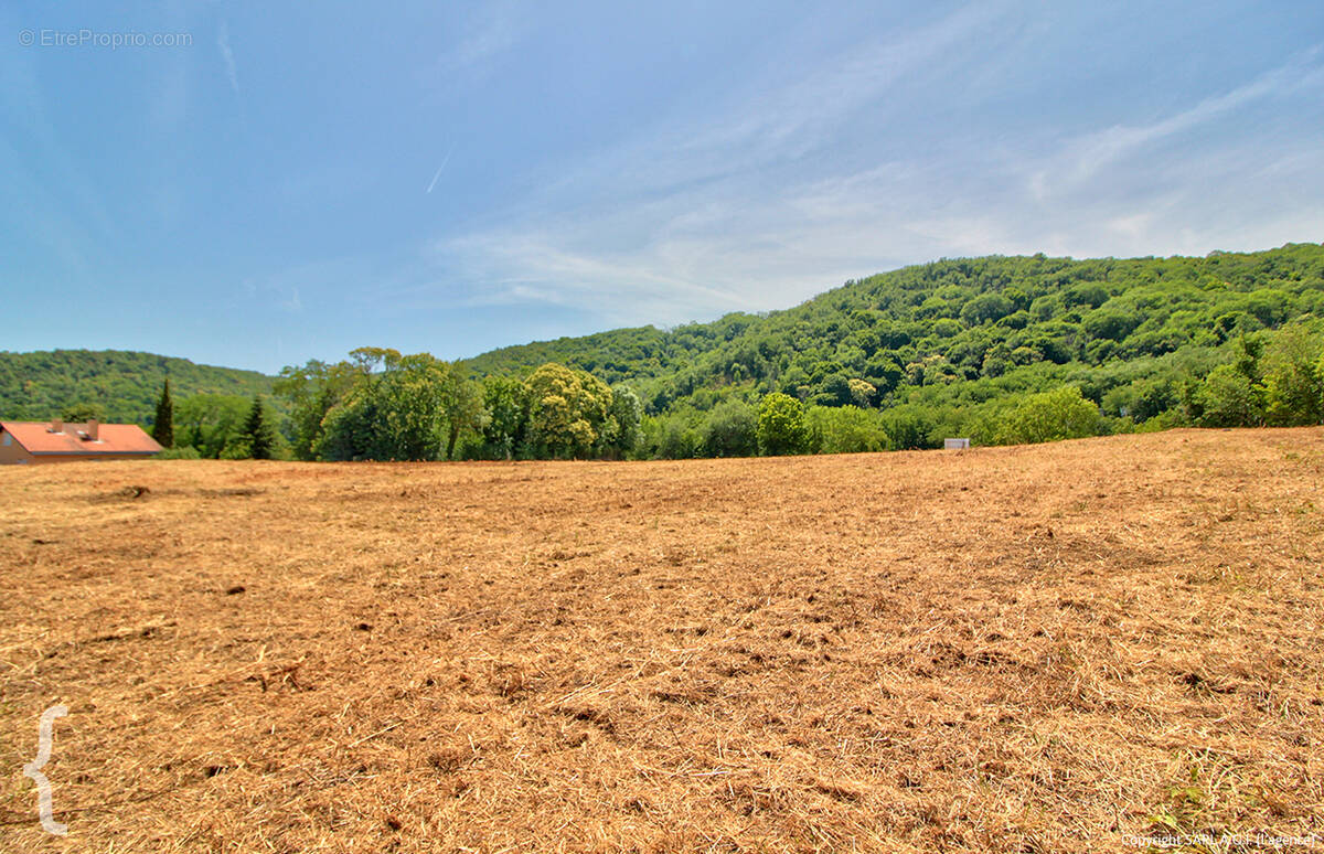 Terrain à VOLVIC