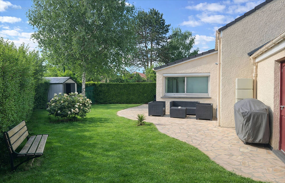 Maison à VOISINS-LE-BRETONNEUX