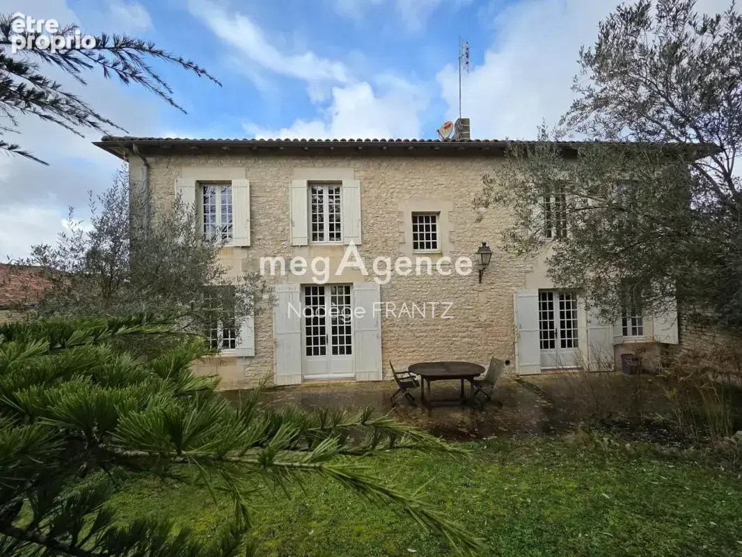 Essouvert (17400) – propriété de caractère avec deux maisons indépendantes, dépendances et terrain de 5 000 m² - photo 17