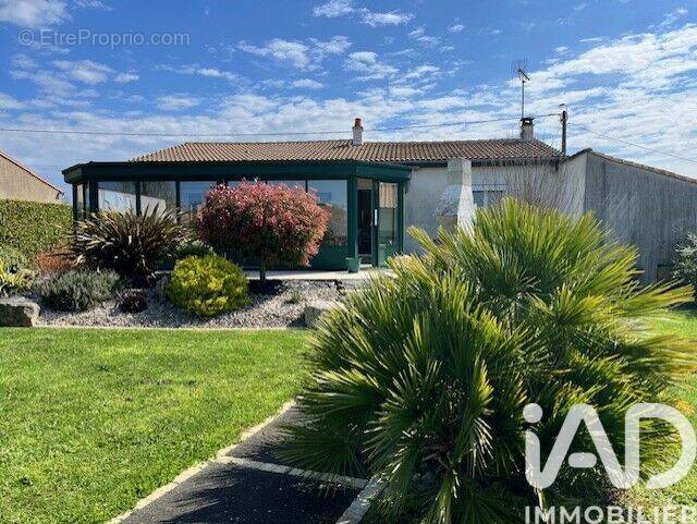 Photo 1 - Maison à VOUILLE