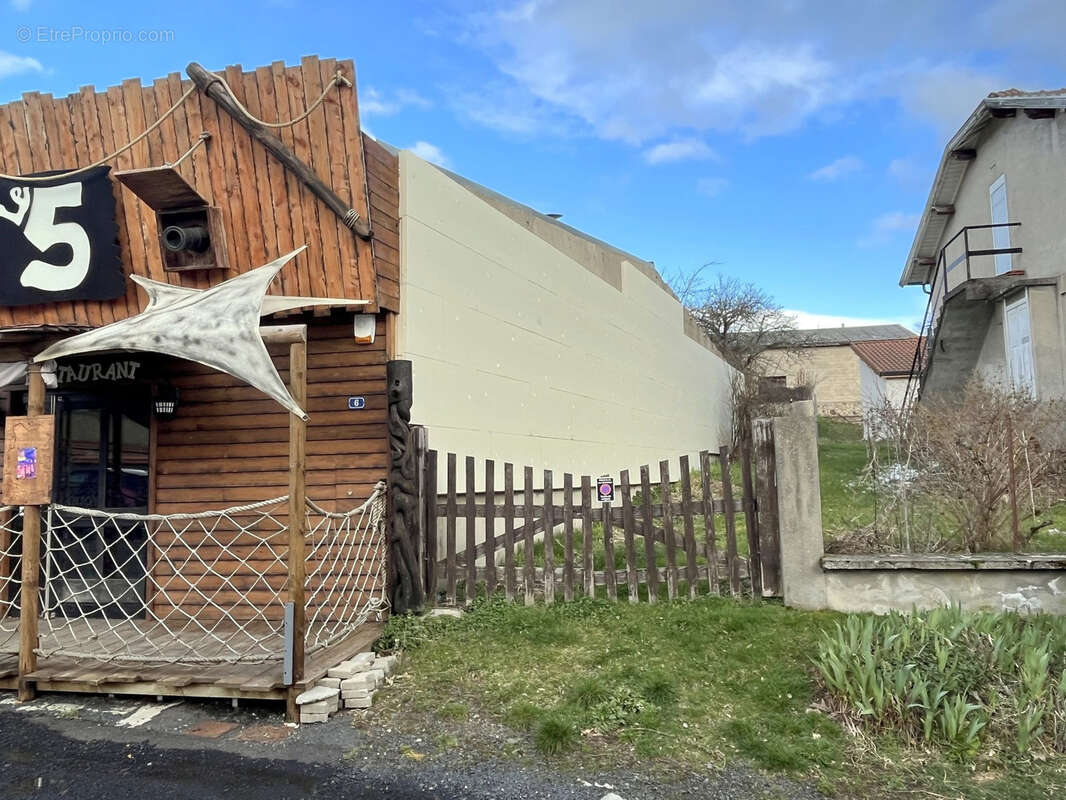 Commerce à CRAPONNE-SUR-ARZON
