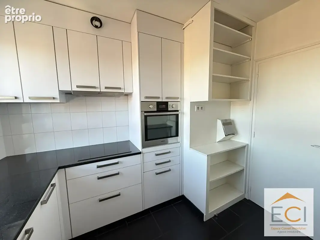 A VENDRE - Appartement duplex 3 chambres - Quartier Mairie - photo 7