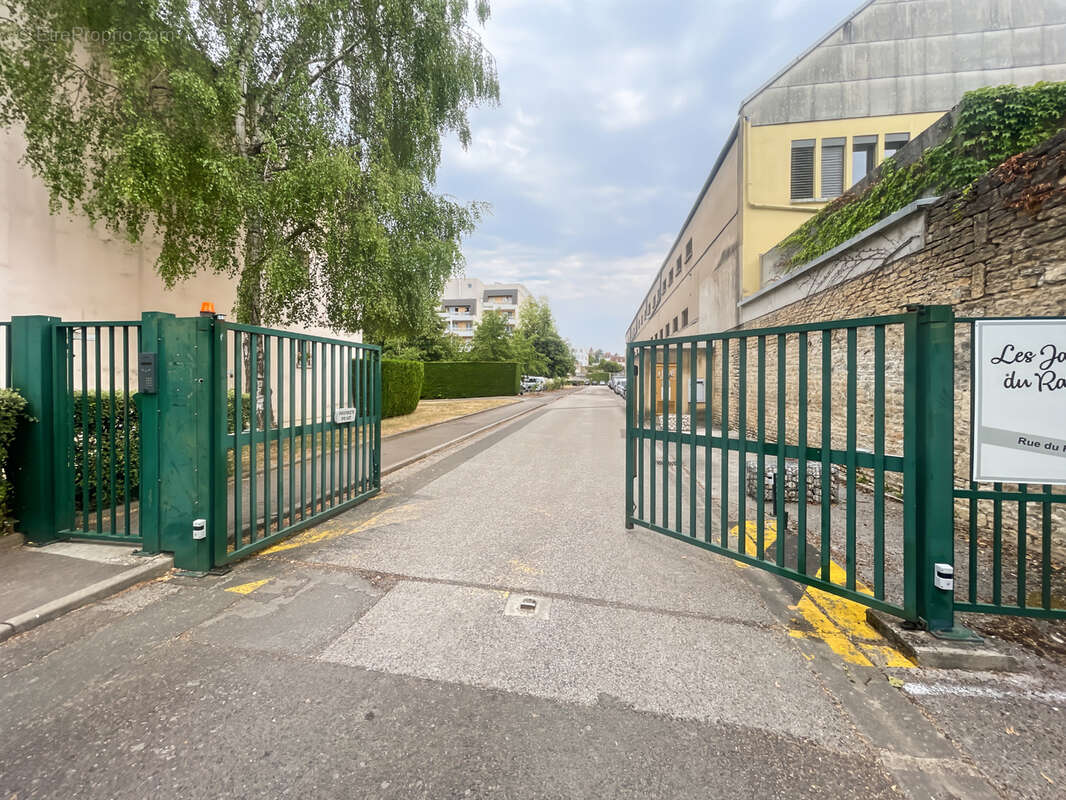 Dijon – Garage fermé de 13 m² dans résidence sécurisée, proche gare - photo 2