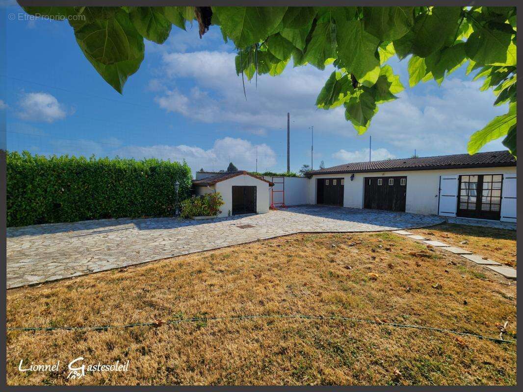 Maison à vendre de plain pied 3 chambres double garage et piscine sur la commune de  PINEUILH (33) - photo 21