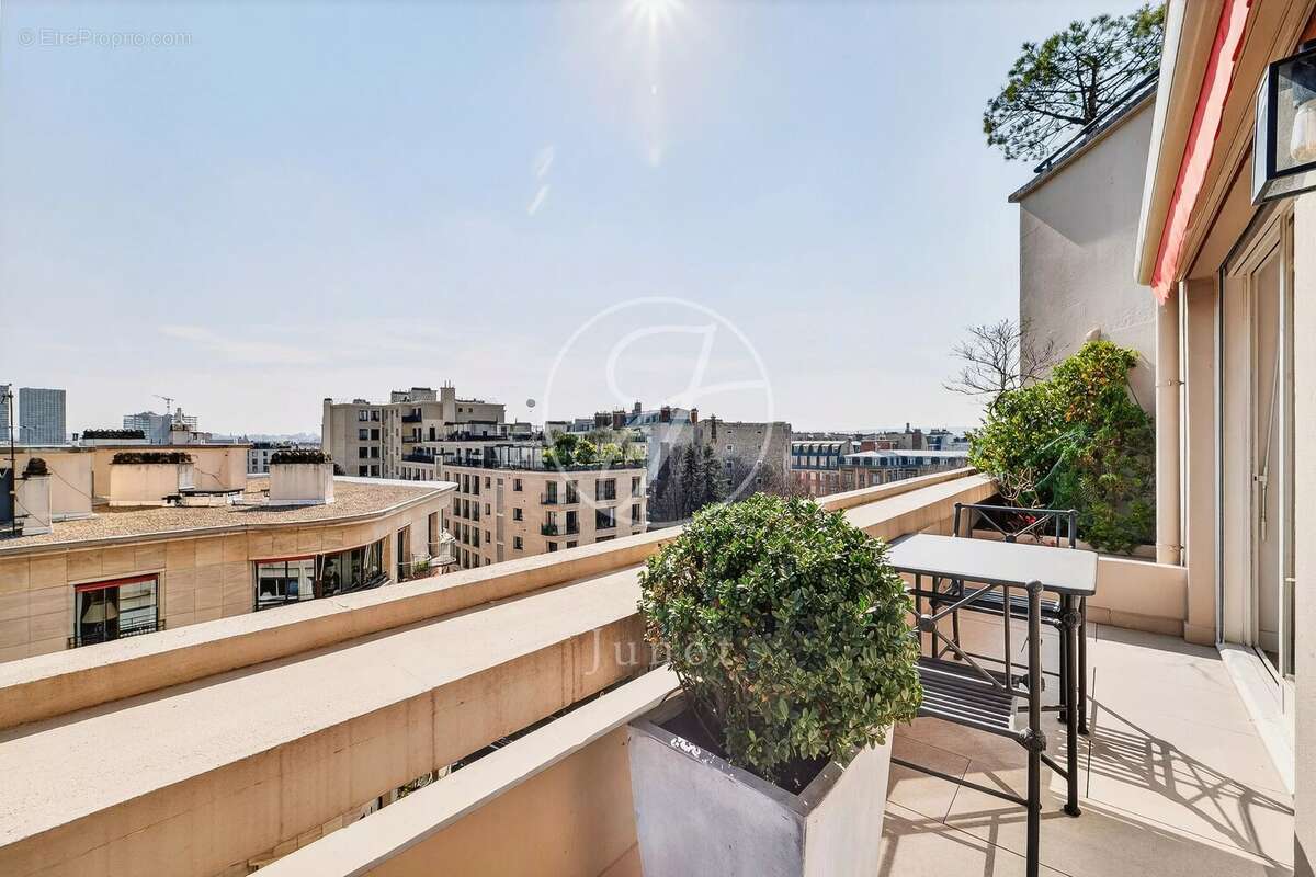 Appartement à PARIS-16E