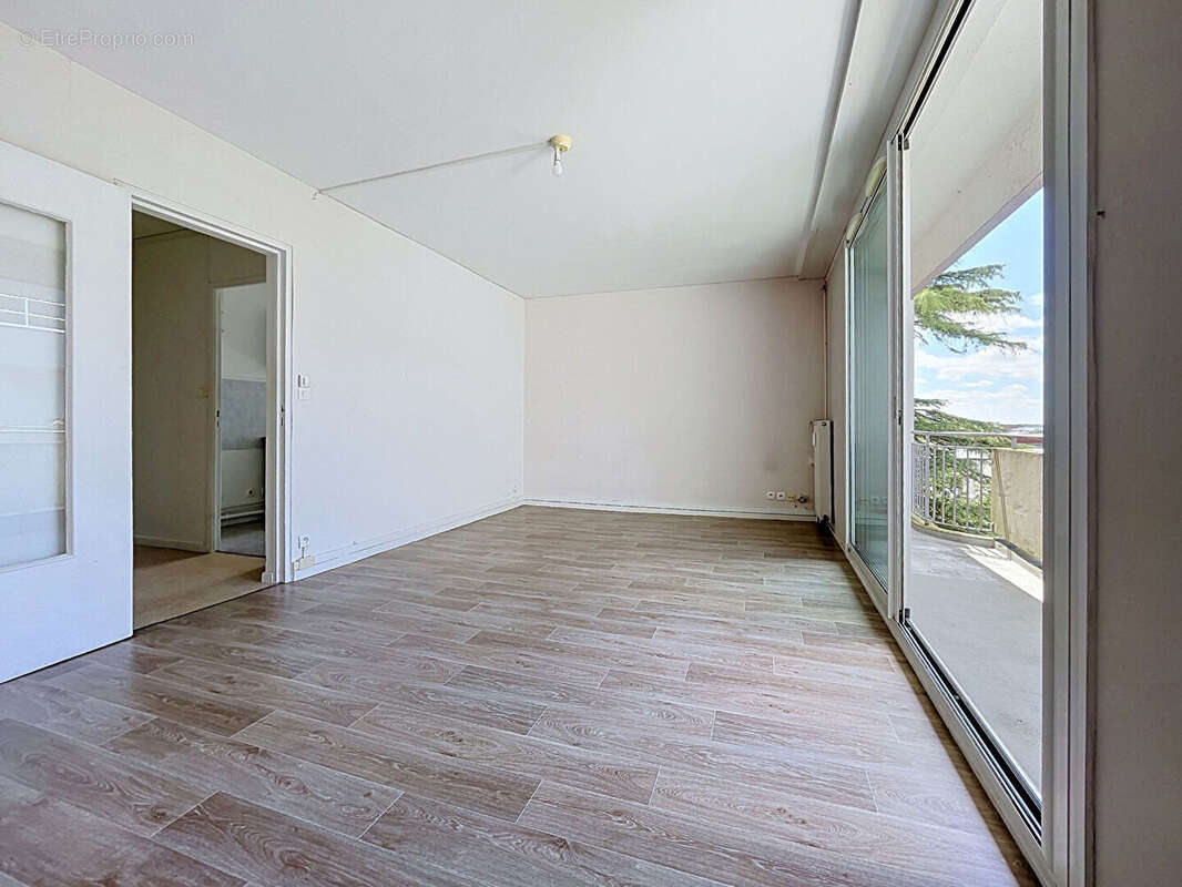 T3 de 74 m²  au dernier étage avec double balcons à Trélazé - photo 2