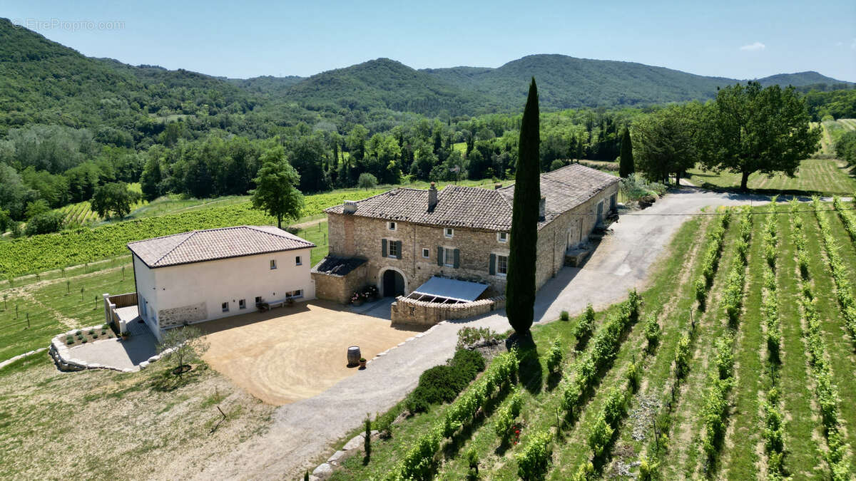 Domaine viticole biodynamique de 10 hectares avec mas provençal et cave moderne - photo 4