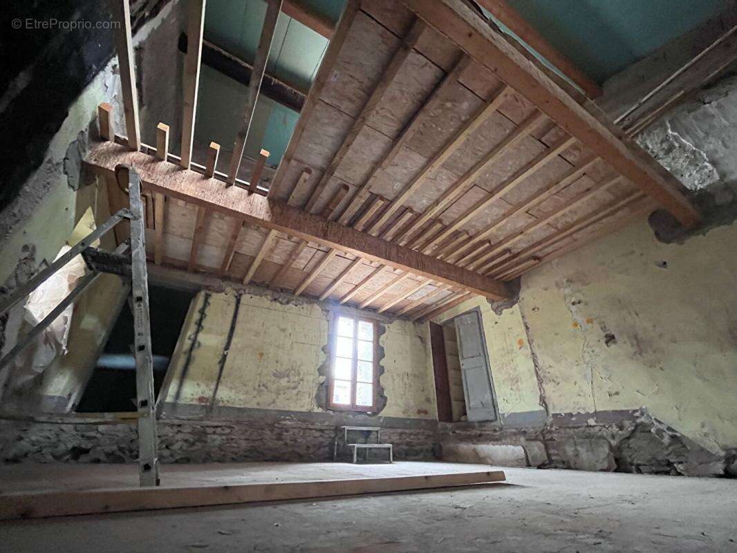 Immeuble de rapport de 200 m² environs à rénover pouvant être aménagé en deux appartements et un local - photo 7