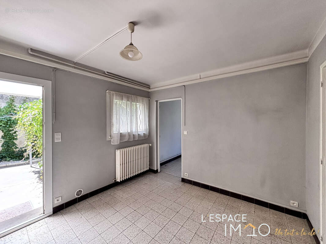 Exclusivité - Maison de ville avec cours et grand garage ! - photo 6