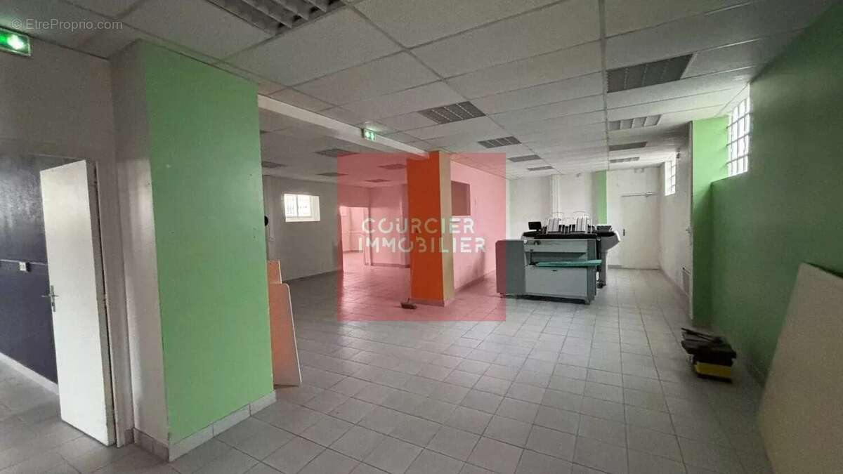 Commerce à LE MESNIL-SAINT-DENIS