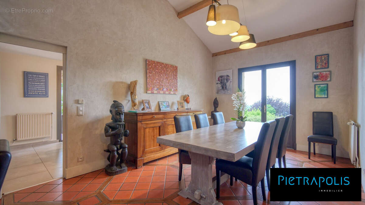 salle à manger coin repas - Maison à NEYRON