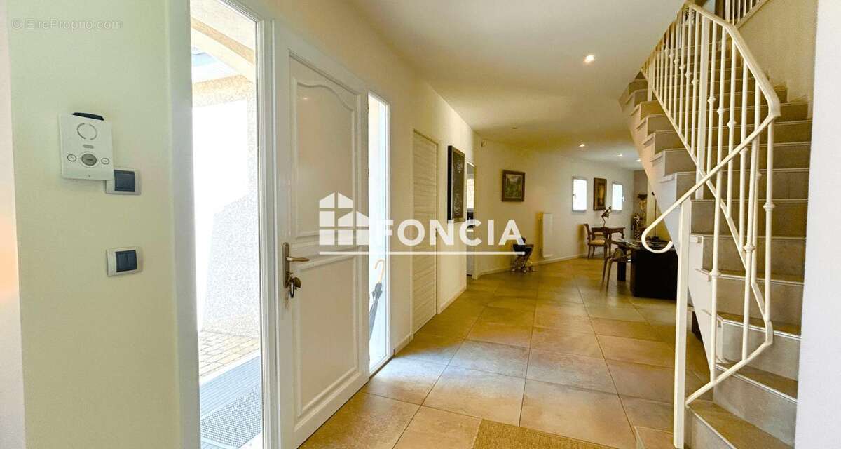 Villa d'exception 238m² -Piscine & Espace Bien-être - St-Chamond - photo 3