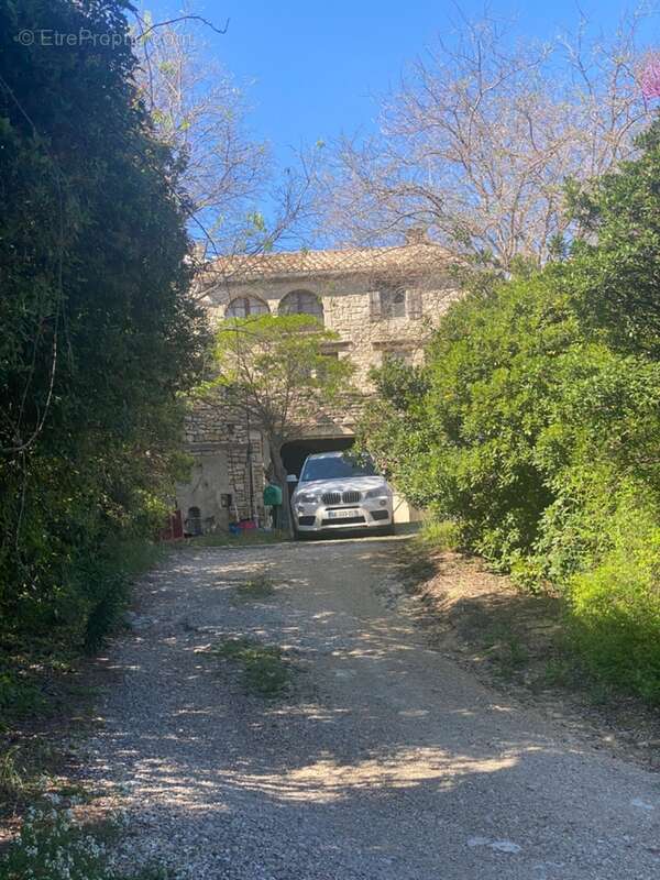 ISSIRAC (30) - L'authenticité du Gard provençal : maison en pierre, garage, dépendances et cour plein sud - photo 2
