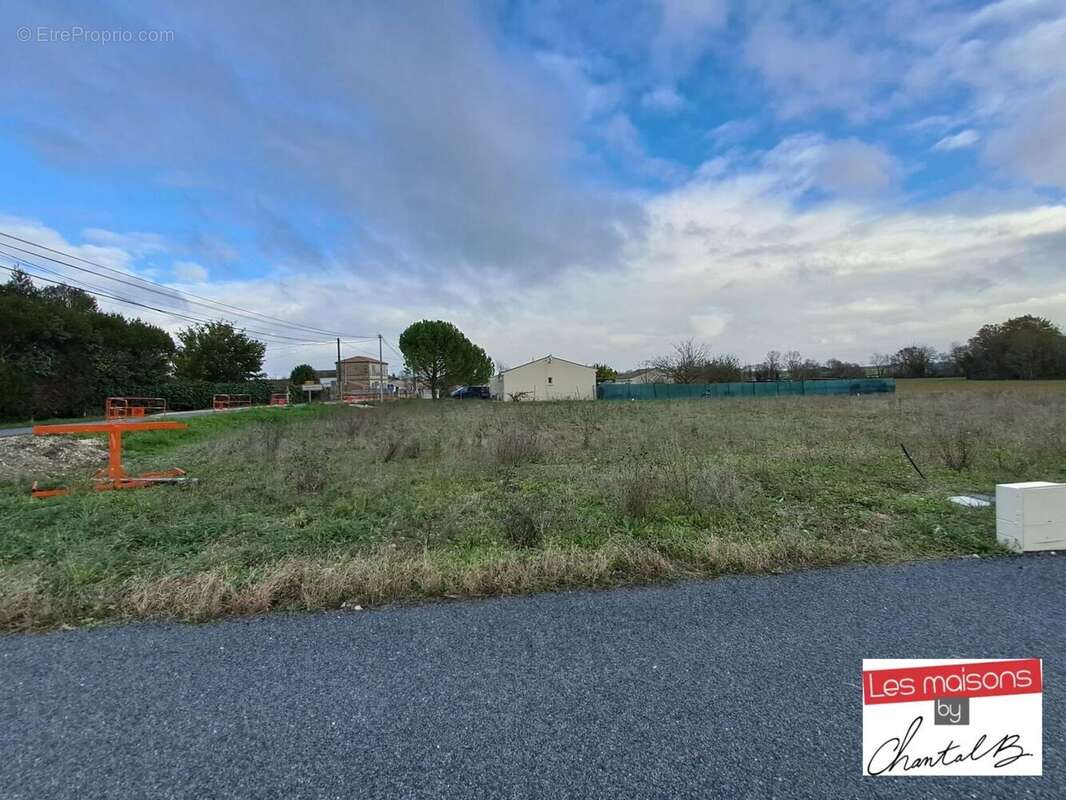 Terrain à bâtir de 743 m² à COULONGES (17) - photo 2
