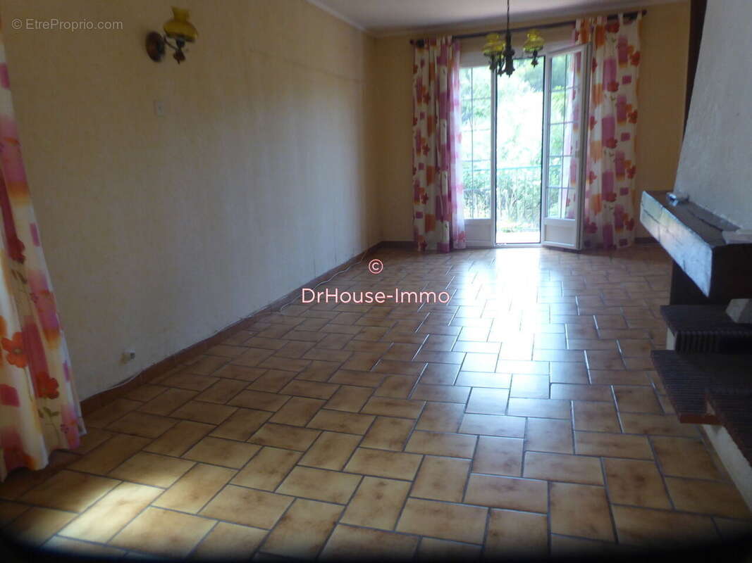 Maison 115 m² à Saint-Mitre-Les-Remparts  - photo 12