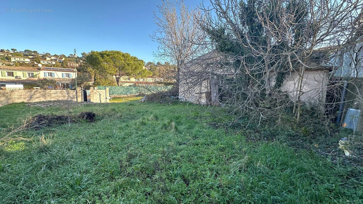 Terrain à LA ROQUETTE-SUR-SIAGNE