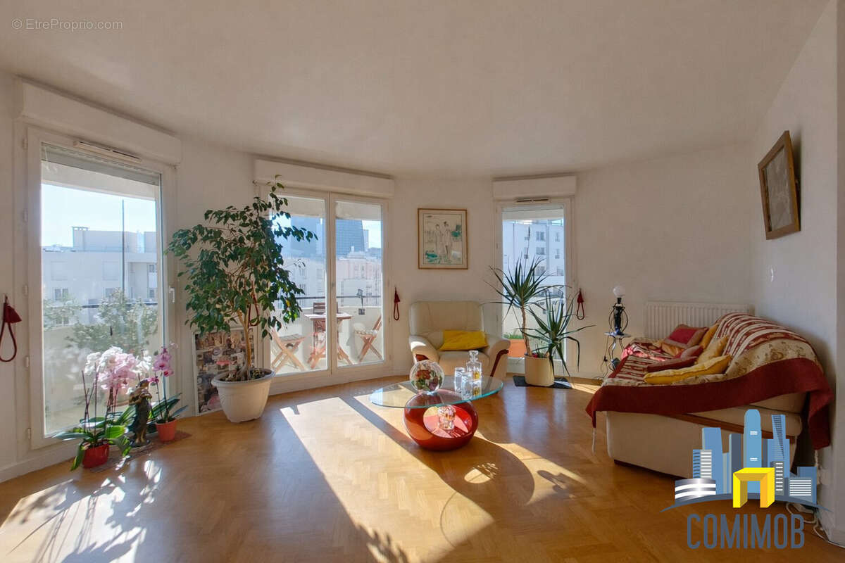 Appartement à COURBEVOIE