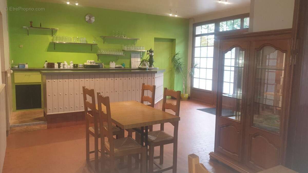 Commerce à BUJALEUF