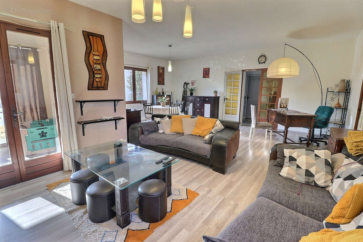 Maison à ENTRAIGUES-SUR-LA-SORGUE