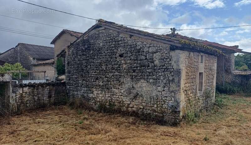 Maison à ROULLET-SAINT-ESTEPHE
