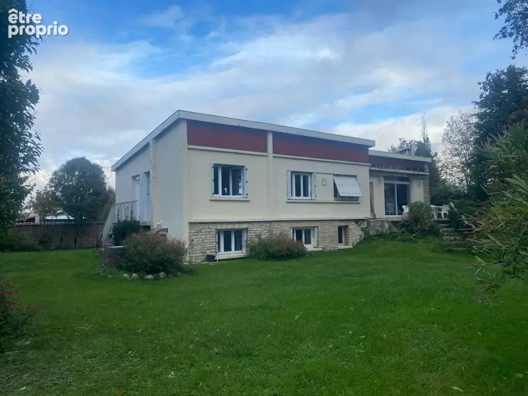 Maison 7 pièces · à Magne · 319 000 €