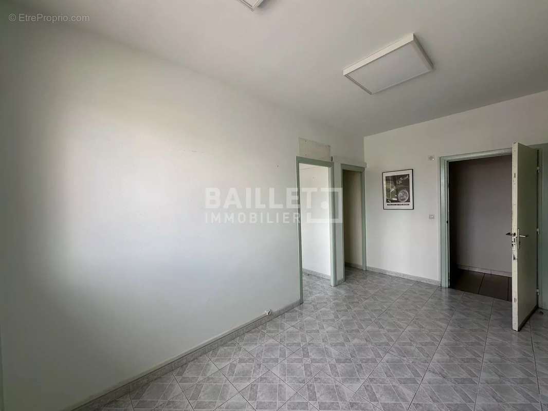 Commerce à TOURRETTES