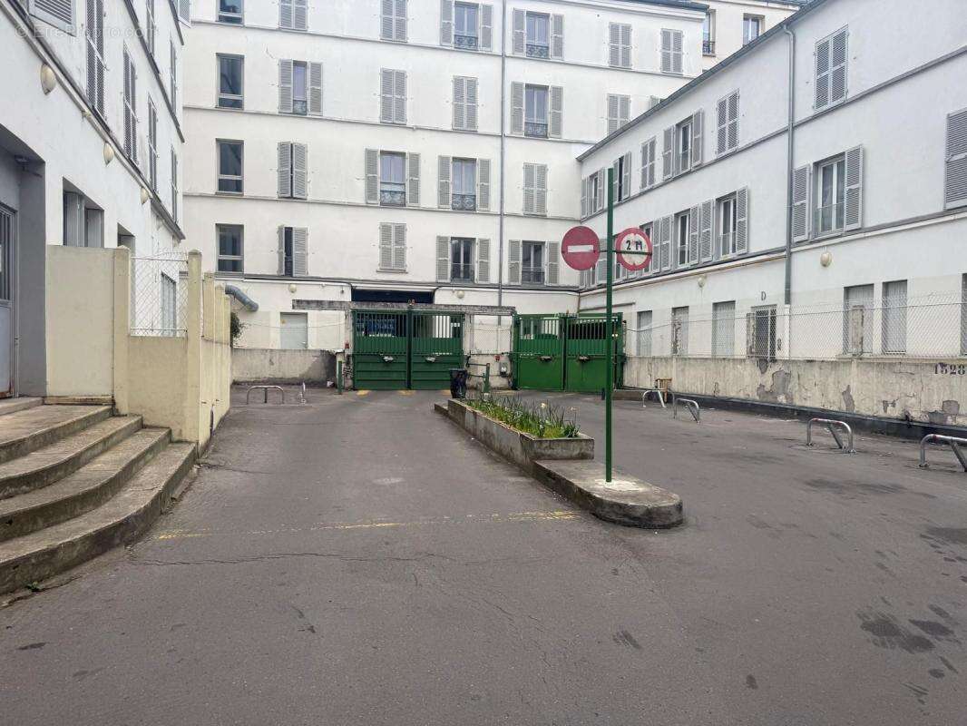 Parking à PARIS-18E