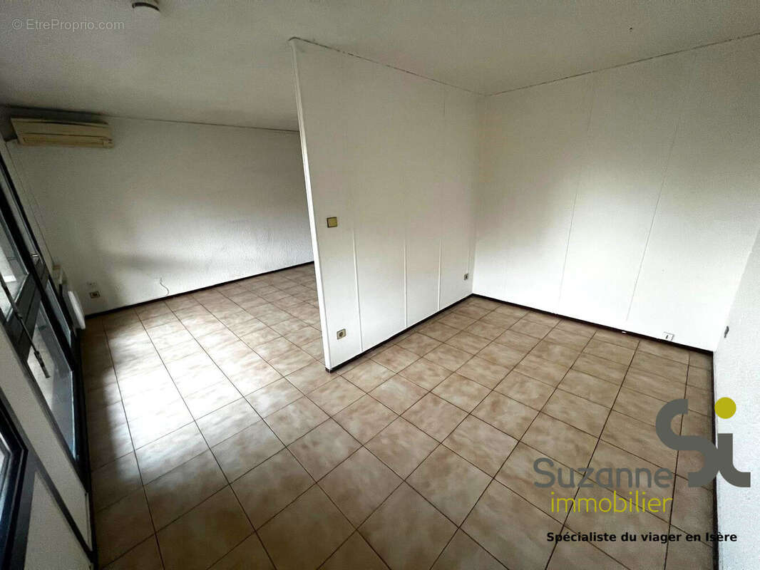 Coin Chambre vue avec accès salon - Appartement à GRENOBLE