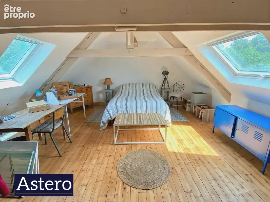 Maison familiale avec chambre au rez-de-chaussée, terrain constructible de 2 240 m² et dépendances - photo 7