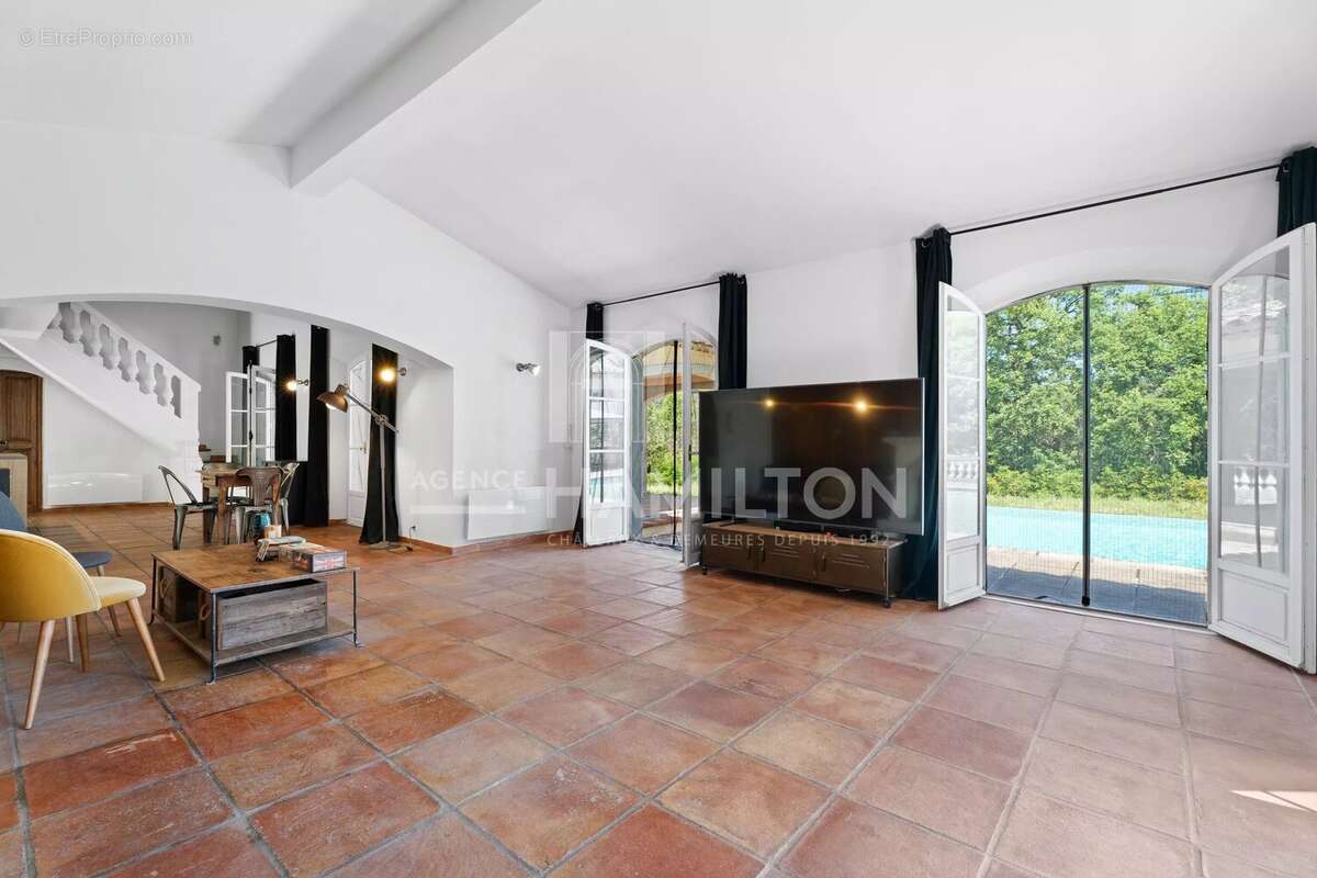 Maison à CHATEAUNEUF-GRASSE