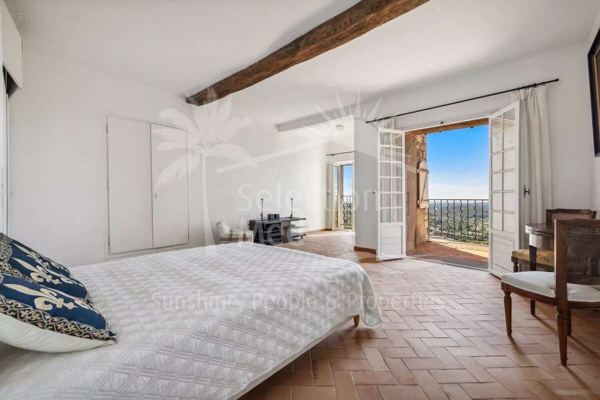 Appartement à CHATEAUNEUF-GRASSE