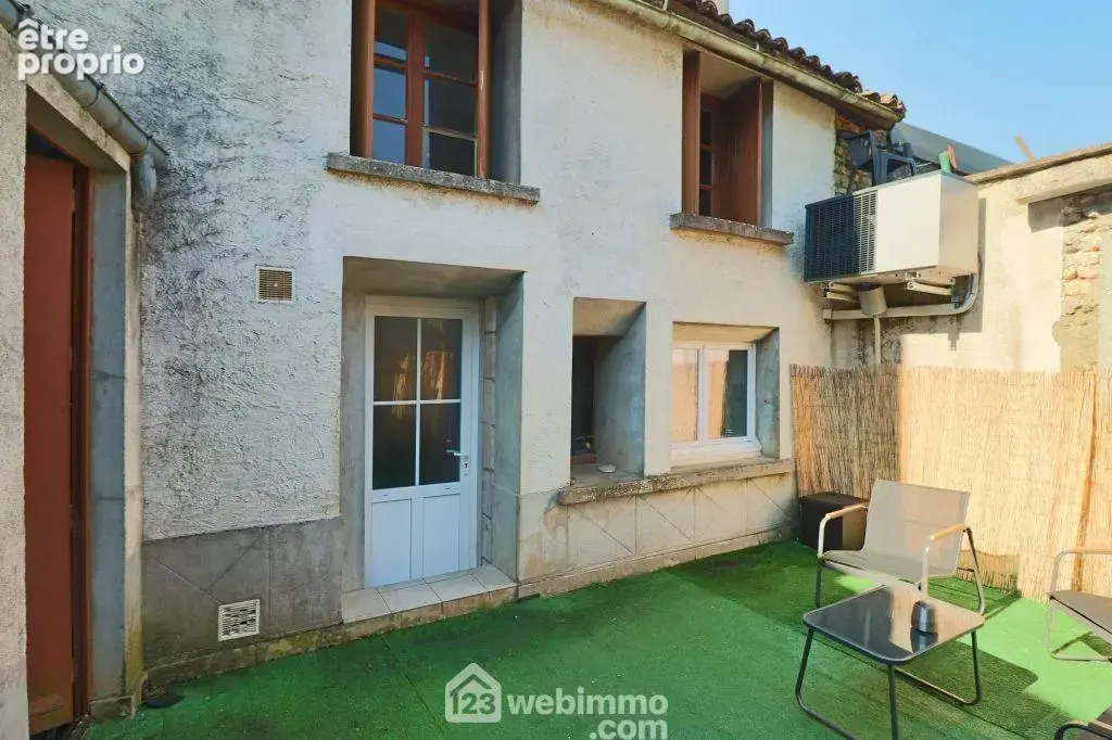 A l'extérieur, un premier espace terrasse,