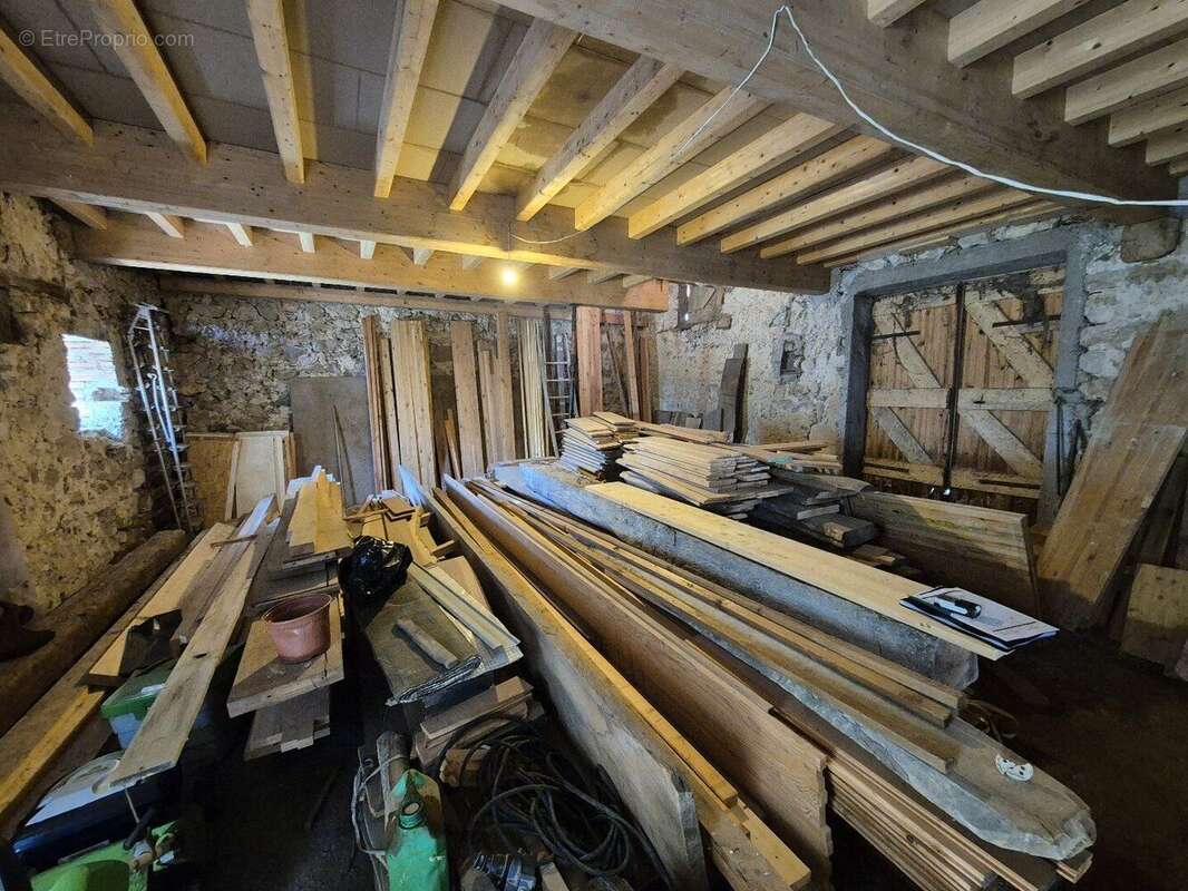 Maison de 380 m² à rénover avec jardin de 529 m². - photo 8