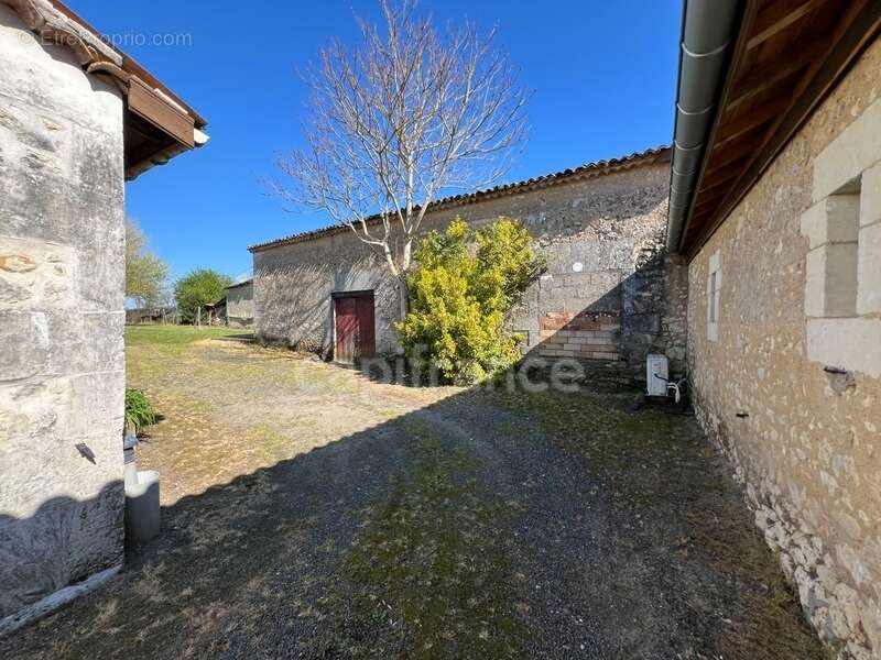Ensemble immobilier de 131 m² - Terrain constructible et fort potentiel - Chepniers (17) - photo 11