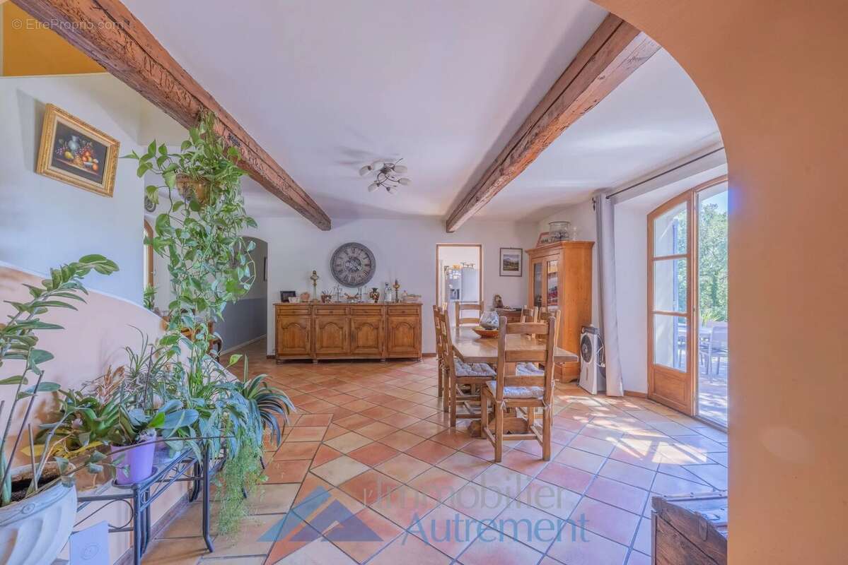 Maison à LE PUY-SAINTE-REPARADE