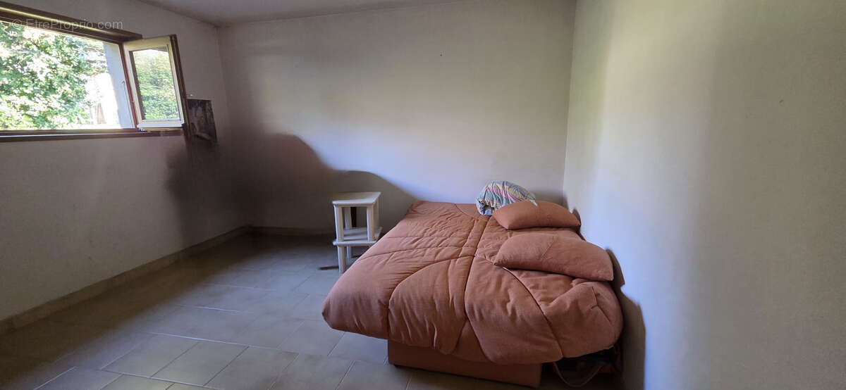 Maison familiale avec 6 chambres et grand terrain - photo 5