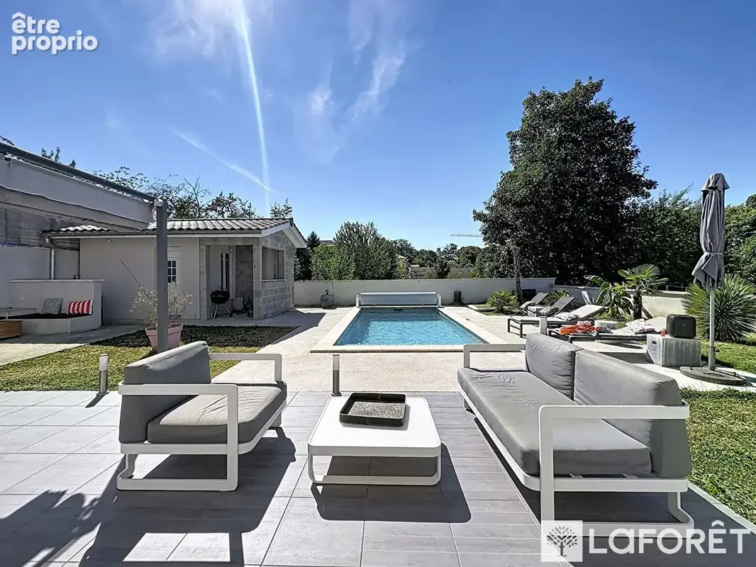 Pusignan - maison familiale récente avec piscine 147m² - photo 2